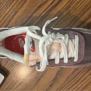 Women’s Nike waffle debut vintage maroon tennis shoes, size 6